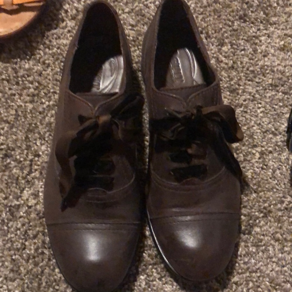 Born lace up Oxford brown size 7. Velvet laces